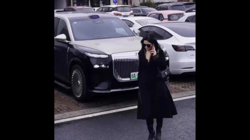 ¿Realidad o IA? El coche chino que sale de su plaza de garaje y literalmente, pasa a buscarte