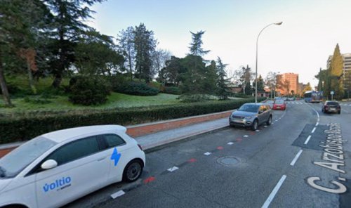 Líneas blancas y rojas: tienen un significado a la hora de aparcar y es mejor saberlo, especialmente si circulas por Madrid