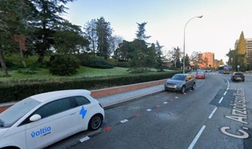 Líneas blancas y rojas: tienen un significado a la hora de aparcar y es mejor saberlo, especialmente si circulas por Madrid