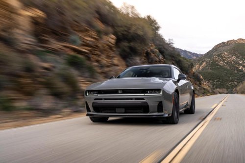 Duelo de muscle cars modernos: Dodge Charger Scat Pack vs. Ford Mustang GT