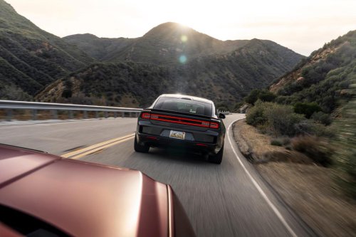 Duelo de muscle cars modernos: Dodge Charger Scat Pack vs. Ford Mustang GT