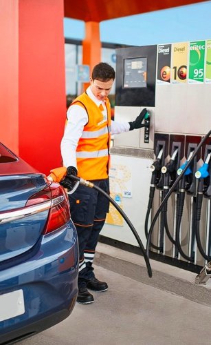 Ni 100 euros ni prohibido repostar: esta es la única sanción real que un conductor puede recibir al poner gasolina