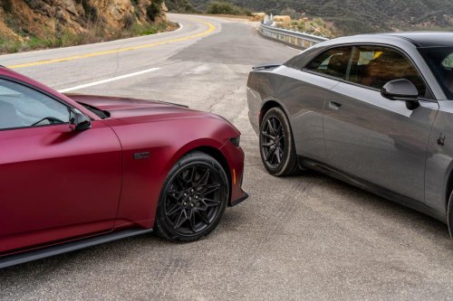 Duelo de muscle cars modernos: Dodge Charger Scat Pack vs. Ford Mustang GT