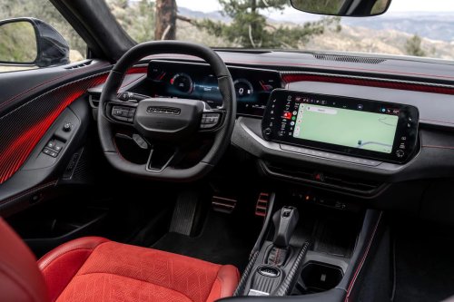 Duelo de muscle cars modernos: Dodge Charger Scat Pack vs. Ford Mustang GT