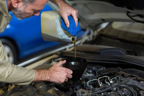 Estos son los líquidos de tu coche que tienes que revisar antes de viajar en Semana Santa