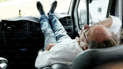 Un Tesla en piloto automático circula solo mientras su dueño duerme tras cenar vino y pizza