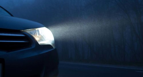 Cómo ajustar la altura de las luces del coche para ver mejor la carretera y no deslumbrar a otros conductores
