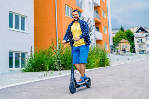 ¿Puedes llevar auriculares o usar el móvil si vas en un patinete eléctrico?