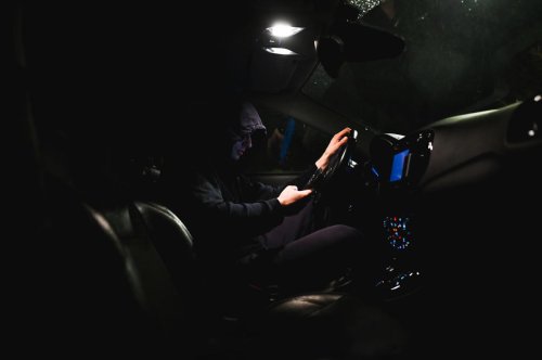 El RACE lanza un seguro de coche anti-hackers: ¿qué es y qué coberturas ofrece?