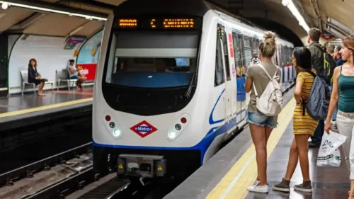 ¿Un F1 en el metro de Madrid? La imagen de un coche de Red Bull en las vías sorprende a todos los madrileños