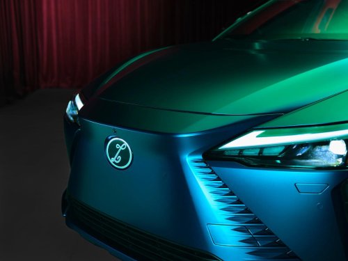 Un Lexus RZ que no es ni verde ni azul: el homenaje de la marca al centenario de Miles Davis