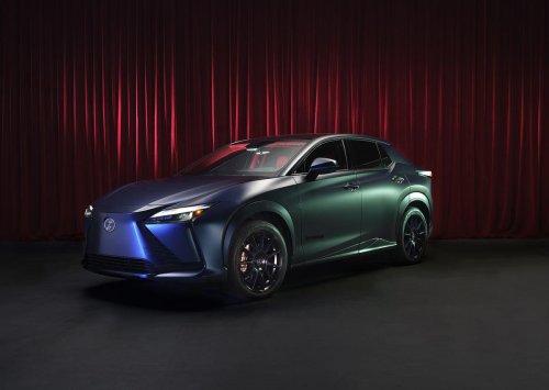Un Lexus RZ que no es ni verde ni azul: el homenaje de la marca al centenario de Miles Davis