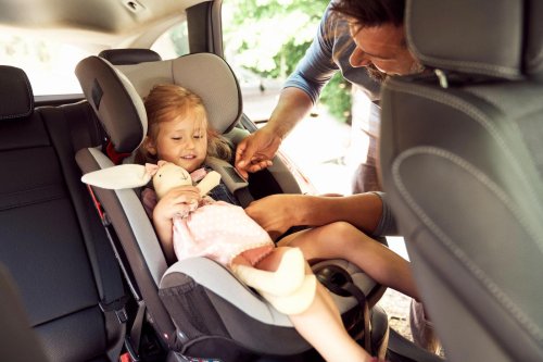 Expertos alemanes alertan: no compres este accesorio para el coche, puede ser fatal para los niños