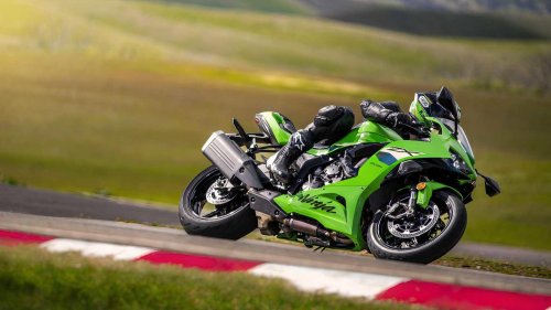 The Japanese sports bike that makes liter bikes feel excessive