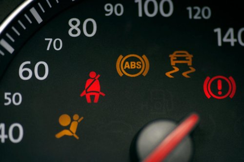 Testigos del cuadro de instrumentos del coche: ¿cuáles te obligan a parar inmediatamente y cuáles no?