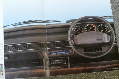 「5気筒エンジン」でベンツ、BMWに対抗したフラッグシップ「アウディ100」【懐かしのカーカタログ】