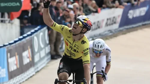 Van Aert triunfa en Roubaix y le estropea la hazaña a Pogacar