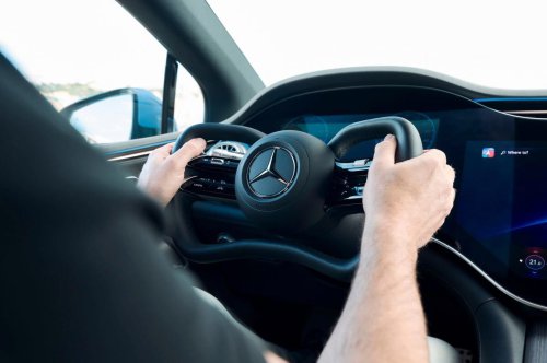 Mercedes-Benz | Mercedes-Benz se pasa al volante tipo avión: la dirección electrónica por cable llega al nuevo EQS