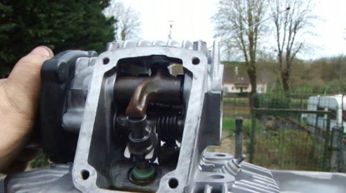Why are desmodromic valvetrains so rare in engines?