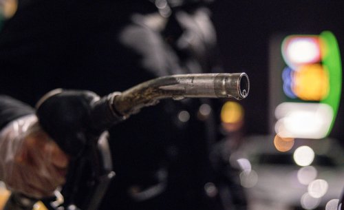 Por qué este pequeño orificio en la manguera de gasolina es clave al repostar