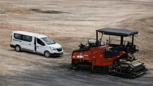Se meten en la pista en obras de MadRing con una furgoneta y acaban estrellándose