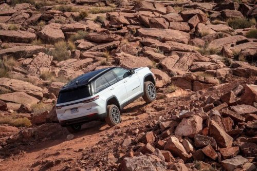 Jeep, Jeep Grand Cherokee, Jeep teases 2027 Grand Cherokee Trailhawk, arriving later this year