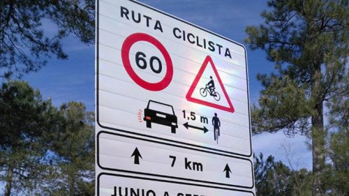 La DGT vuelve a cabrear a los conductores en X con su último vídeo: una "maniobra temeraria" con un ciclista