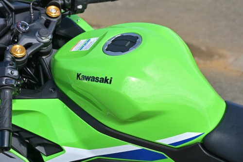 国産400cc4気筒エンジンのステイタスは唯一無二! なのにビギナーにも乗りやすい【カワサキ Ninja ZX-4RR】