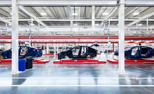 El dilema de los 50.000 Tesla nuevos: por qué los coches de Elon Musk empiezan a acumular polvo en las campas