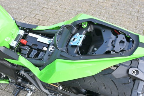 国産400cc4気筒エンジンのステイタスは唯一無二! なのにビギナーにも乗りやすい【カワサキ Ninja ZX-4RR】