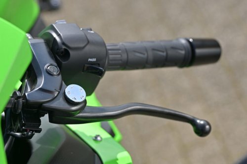 国産400cc4気筒エンジンのステイタスは唯一無二! なのにビギナーにも乗りやすい【カワサキ Ninja ZX-4RR】