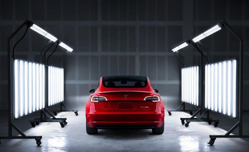 El dilema de los 50.000 Tesla nuevos: por qué los coches de Elon Musk empiezan a acumular polvo en las campas