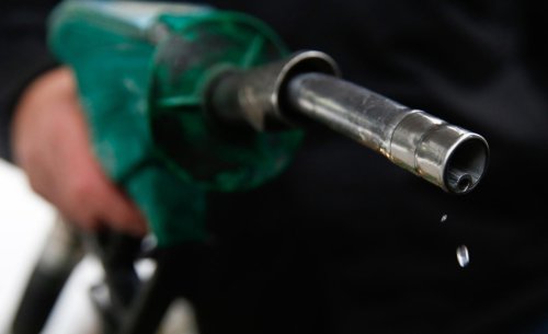 Por qué este pequeño orificio en la manguera de gasolina es clave al repostar