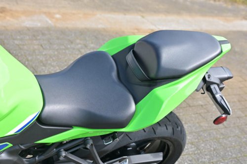 国産400cc4気筒エンジンのステイタスは唯一無二! なのにビギナーにも乗りやすい【カワサキ Ninja ZX-4RR】