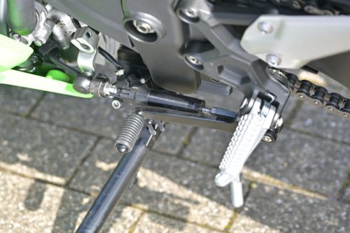 国産400cc4気筒エンジンのステイタスは唯一無二! なのにビギナーにも乗りやすい【カワサキ Ninja ZX-4RR】