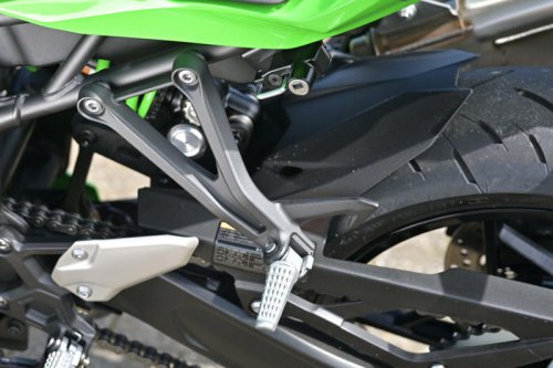 国産400cc4気筒エンジンのステイタスは唯一無二! なのにビギナーにも乗りやすい【カワサキ Ninja ZX-4RR】