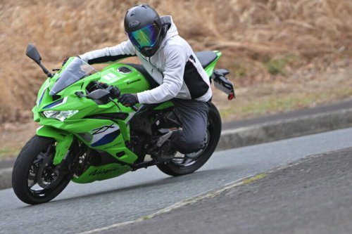 国産400cc4気筒エンジンのステイタスは唯一無二! なのにビギナーにも乗りやすい【カワサキ Ninja ZX-4RR】
