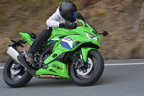 国産400cc4気筒エンジンのステイタスは唯一無二! なのにビギナーにも乗りやすい【カワサキ Ninja ZX-4RR】