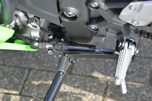 国産400cc4気筒エンジンのステイタスは唯一無二! なのにビギナーにも乗りやすい【カワサキ Ninja ZX-4RR】