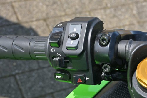 国産400cc4気筒エンジンのステイタスは唯一無二! なのにビギナーにも乗りやすい【カワサキ Ninja ZX-4RR】