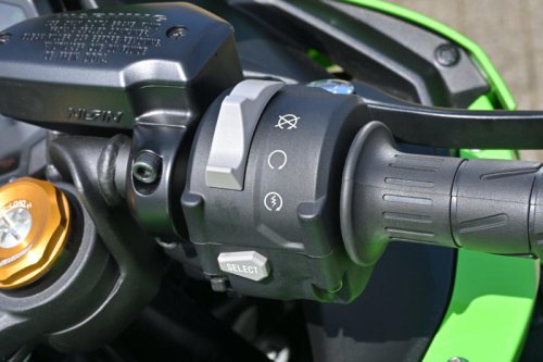 国産400cc4気筒エンジンのステイタスは唯一無二! なのにビギナーにも乗りやすい【カワサキ Ninja ZX-4RR】