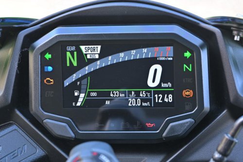 国産400cc4気筒エンジンのステイタスは唯一無二! なのにビギナーにも乗りやすい【カワサキ Ninja ZX-4RR】