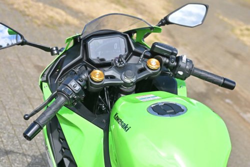 国産400cc4気筒エンジンのステイタスは唯一無二! なのにビギナーにも乗りやすい【カワサキ Ninja ZX-4RR】
