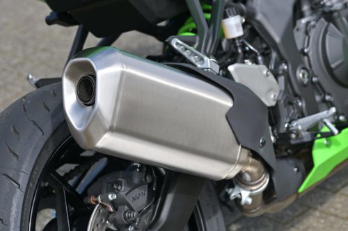 国産400cc4気筒エンジンのステイタスは唯一無二! なのにビギナーにも乗りやすい【カワサキ Ninja ZX-4RR】
