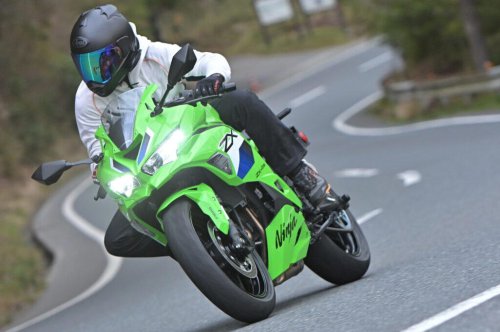 国産400cc4気筒エンジンのステイタスは唯一無二! なのにビギナーにも乗りやすい【カワサキ Ninja ZX-4RR】