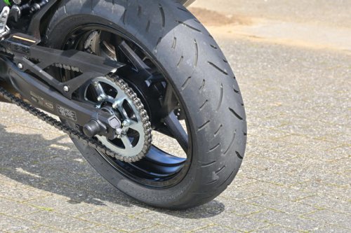 国産400cc4気筒エンジンのステイタスは唯一無二! なのにビギナーにも乗りやすい【カワサキ Ninja ZX-4RR】