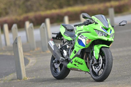 国産400cc4気筒エンジンのステイタスは唯一無二! なのにビギナーにも乗りやすい【カワサキ Ninja ZX-4RR】