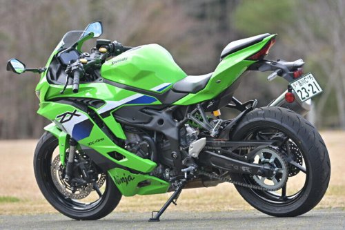 国産400cc4気筒エンジンのステイタスは唯一無二! なのにビギナーにも乗りやすい【カワサキ Ninja ZX-4RR】