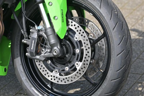 国産400cc4気筒エンジンのステイタスは唯一無二! なのにビギナーにも乗りやすい【カワサキ Ninja ZX-4RR】