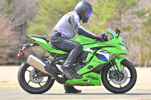 国産400cc4気筒エンジンのステイタスは唯一無二! なのにビギナーにも乗りやすい【カワサキ Ninja ZX-4RR】